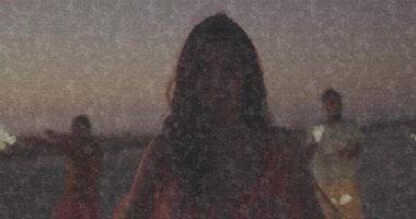 Havai fişek tutan, gün batımında sahilde neşeli bir animasyonla kutlama yapan bir kadın. Kutlama, mutluluk, festival, animasyon, açık hava