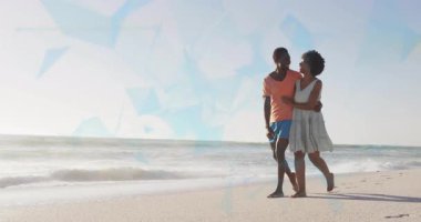 Okyanus dalgaları üzerinde geometrik şekillerle yürüyen çift. Tatil, seyahat, rahatlama, soyut, romantik, doğa