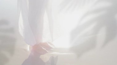 Parlak ışık, okul ortamında hareketli yumuşak kumaşın üzerine gölgeler düşürüyor. doku, eğitim, resimleme, yaratıcılık