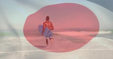 Sörf tahtası taşıyan, pembe animasyon kaplamalı okyanusa giren sörfçü. Sörf, plaj, yaz, macera, dalgalar, spor