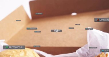 Okul ortamında hamburger ve kızarmış tavuğun veri etiketlerini kaplayan animasyon. Fast food, beslenme, eğitim, öğle yemeği, kafeterya, dijital