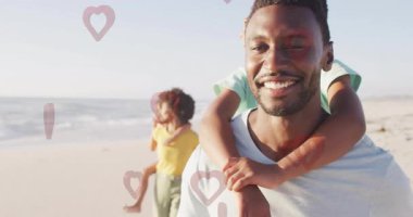 Sahilde çocuk taşımak, arka planda kalp animasyonu olan bir baba. Aile, babalık, bağlılık, sevgi, ebeveynlik, eğlence.