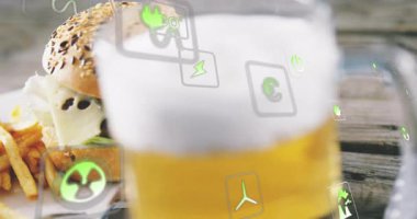 Hamburger ve patates kızartması ile çevreci ikonlar animasyonu örtüyor. Fast food, eat, snack, continuable, environment, green