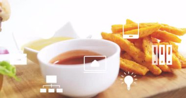 Hamburger ve patates kızartmasını kaplayan dijital ikonların animasyonu. Fast food, dijital kaplama, teknoloji, lezzetli, çıtır çıtır, aşçı