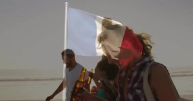 Sahilde yürüyoruz, arkadaşlarımız Fransız bayrağını animasyon kaplamalı tutuyor. Tatil, arkadaşlık, kutlama, seyahat, yaz, açık hava