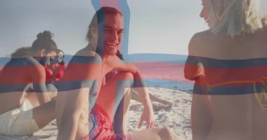 Kumsalda dinlenen şeffaf bayrak animasyonu olan insanlar güneşli havalarda güneşleniyorlar. Tatil, güneş banyosu, rahatlama, sahil, yaz, özgürlük