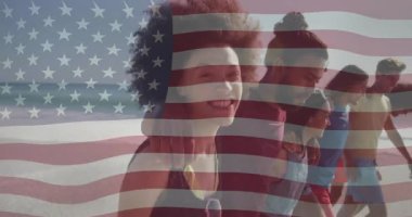 Sahilde yürüyüş, Amerikan bayrağı animasyon örtüsü olan bir grup arkadaş. Vatanseverlik, dostluk, yaz, kutlama, özgürlük, birlik