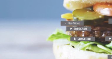 Marul ve domates katmanları hakkında sosyal medya tebligatlarıyla hamburger animasyonu. Fast food, dijital, iletişim, anlık mesajlaşma, bağlantı, ağ