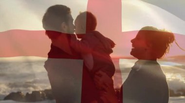 Gün batımında plajda yürüyen bayraklı aile, animasyonun tadını çıkarıyor. tatil, açık hava, siluet, özgürlük, huzur, rahatlık