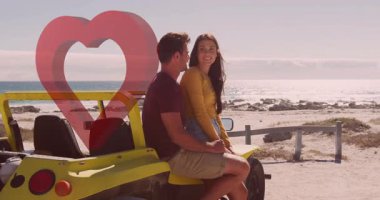 Okyanus kenarındaki sarı plaj arabasında oturan çift kalp animasyonu ile kaplanmış. Romantik, macera, deniz kenarı, tatil, seyahat, araç