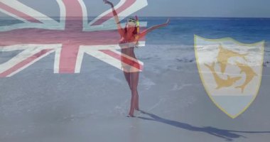 Sahilde duran, İngiliz ve Anguilla bayrağını taşıyan kadın. Yaz, seyahat, vatanseverlik, kültür, tatil, kıyı şeridi