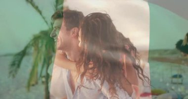 Çiftler, tropikal sahilde palmiye ağaçlarıyla eğleniyorlar. Cennet, tatil, tatil, çiftler arası bağ, seyahat, sahil şeridi