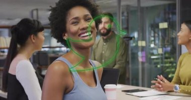 Ofiste, yüzünde yeşil sohbet ikonu animasyonuyla gülümseyen bir kadın. Profesyonel, iletişim, teknoloji, dijital, iş, şirket