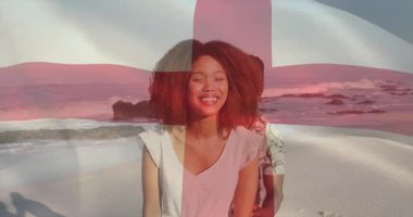 Sahilde, arka planda animasyon olan bir çift İngiltere bayrağını tutuyordu. Seyahat, vatanseverlik, kutlama, turizm, milliyet, eğlence