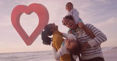 Sahilde, aile yukarıda gökyüzünde kalp şeklinde animasyonla birlikte oynuyor. Tatil, yaz, eğlence, deniz kenarı, tatil, eğlence