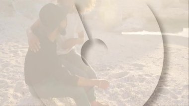 Animasyon sahnesi, plajda soyut şekillerle yürüyen çift. günbatımı, romantizm, yaz, gezinti
