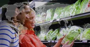 Dünya haritası olan sebze alışverişi yapan gülümseyen insanlar animasyonu örtüyor. Bakkal, pazar, taze, uluslararası, gıda, çeşitlilik