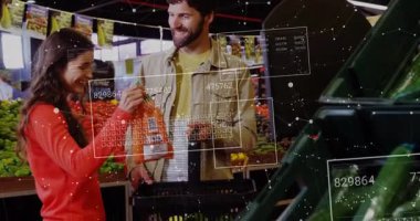 Dijital veri ile alışveriş yapan gülümseyen çift animasyonu örtüyor. teknoloji, süpermarket, fütüristik