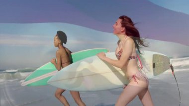 Güneşli sahillerde koşan, mayo giymiş kadınlar sörf yapmak için sörf tahtası taşıyan kadınlar. Okyanus, yaz, macera, eğlence, fitness, yaşam tarzı