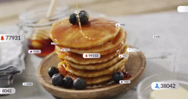 Şerbetli ve yaban mersinli krep yığını, sosyal medya bildirimlerinin animasyonu. Kahvaltı, yemek, tatlı, teknoloji, uygulama