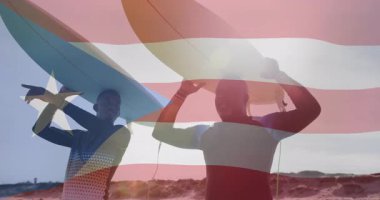 Plaj sahnesinde sörf tahtaları, Porto Riko bayrağı animasyonu taşıyan sörfçüler. Sörf, okyanus, seyahat, dalgalar, kıyı şeridi, macera