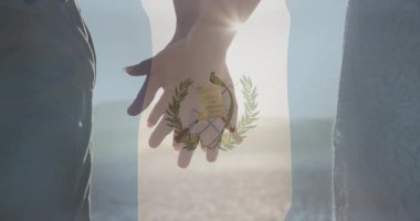 Arka planda Guatemala bayrağı animasyonu olan çift el ele tutuşuyor. Birlik, vatanseverlik, ilişki, aşk, milliyet, birliktelik