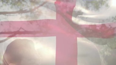 Danimarka bayrağını tutarken, dışarıda canlı güneşli bir havada gülümseyen bir çift. Danimarka, mutluluk, kutlama