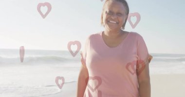 Sahilde, kalp şekilli bir kadın sahneyi örtüyor, animasyon etkisi yaratıyor. Tatil, yaz, yaratıcı, kadınsı, rahatlama