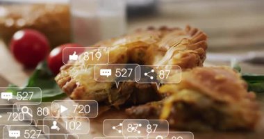 Tahtada, sosyal medya tebligatları havada uçuşan lezzetli bir turta. Yemek, mutfak, dijital, lezzetli, hamur işi, gurme