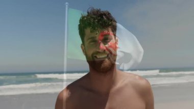 Elinde Cezayir bayrağı, sahilde gülümseyen bir adam animasyon örtüsüyle. Vatanseverlik, kutlama, çizgi film, eğlence, mutluluk, özgürlük