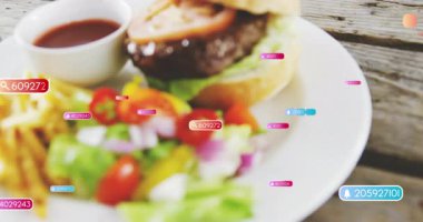 Salata ve patates kızartmalı hamburger animasyonu, tabağı çevreleyen renkli etiketler. Fast food, lezzetli, yemek, yemek, mutfak, lezzetli