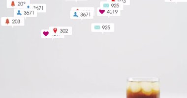 Hamburger, patates kızartması ve içecek animasyonu. Sosyal medya tebligatları yukarıda. Fast food, içecek, dijital pazarlama, katılım