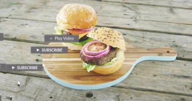 Tahta tahtada iki hamburger ve sosyal medya bildirimleri animasyonu örtüyor. Yemek, hamburger, lezzetli, fast food, gurme, mutfak