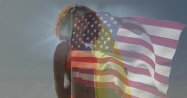 Üzerinde Amerikan bayrağı olan pozlar, arka planda turuncu mayo giymiş bir kadın. Vatanseverlik, kutlama, bağımsızlık, yaz, moda, yaşam tarzı