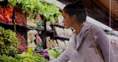 Markette, alışveriş için taze sebze seçen bir kadın. Sebze, sağlıklı beslenme, pazar