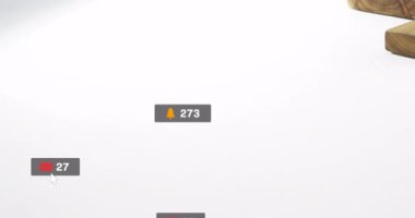 Tahta üzerinde patates kızartması ve peynirle sosyal medya animasyonları. Fast food, abur cubur, kızarmış çedar, teknoloji, mesaj