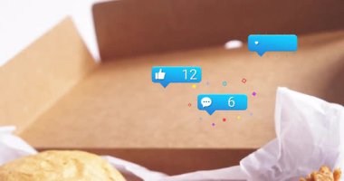 Sosyal medya animasyonlu hamburger ve patates kızartması gibi ve yorum simgeleri. Fast food, abur cubur, dijital, etkileşim, iletişim, beğeni