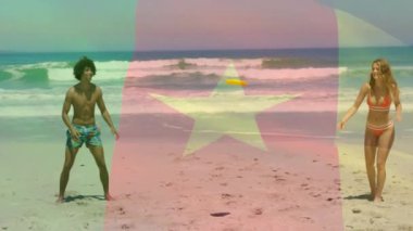 Sahilde renkli yıldız animasyonlarıyla frizbi oynayan iki kişi. eğlence, neşe, yaz, kum, neşe, tatil