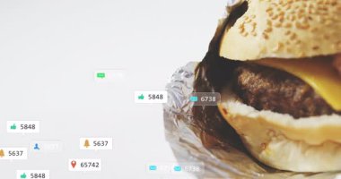 Sosyal medyada domuz pastırmalı ve peynirli hamburger animasyonu. Çizgi film, fast food, dijital sanat, mutfak, mizah, viral