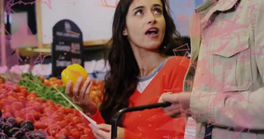 Sebze alışverişi, renkli geometrik animasyonu olan çift markette. Market, süpermarket, perakende, taze, üretim