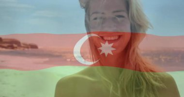 Azerbaycan bayrak animasyonu, okyanus kenarında dalgalı saçlarıyla kadının üzerini örtüyor. Seyahat, özgürlük, vatanseverlik, sükunet, doğa, sükunet