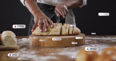 Ekmek dilimleme, sosyal medya tebligatı olan kişi tahta tahtada üst üste biniyor. Fırın, teknoloji, yemek, bağlantı, yaşam tarzı, iletişim