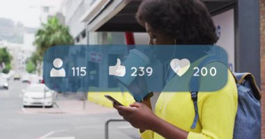Sosyal medya simgelerinin canlandırıldığı bir telefon kullanmak, kahve içen biri. Teknoloji, iletişim, dijital, ağ, yaşam tarzı, mobil