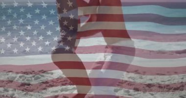 Sahilde yürüyen ve el ele tutuşan çift üzerinde Amerikan bayrağı vardı. Vatanseverlik, romantizm, aşk, birlik, özgürlük, açık hava