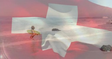 Sahilde, üzerinde İsviçre bayrağı olan sörf tahtası tutan çocuk animasyonun tadını çıkarıyor. Yaz, okyanus, sörf, İsviçre, seyahat, tatil