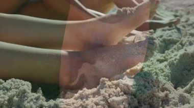 Kumsalda dinlenmek, ayaklar hafif gölgeli güneş ışığının tadını çıkarmak. Rahatlama, tatil, tatil, yaz, sükunet, ayakkabı