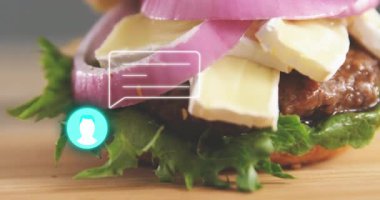 Marul, peynir, soğan ve sohbet ikonu içeren gurme burger animasyonu. Yemek, dijital, illüstrasyon, iletişim, yenilebilir, lezzetli