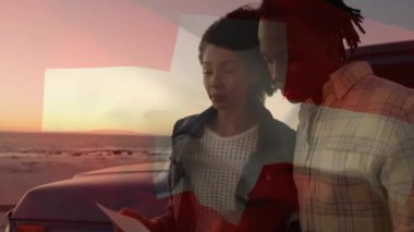 Ufuk çizgisini işaret eden İsviçre bayrağı günbatımında uzanan çift. İsviçre, romantik, milliyetçilik, vatanseverlik, kıyı şeridi, manzara