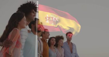 Arka planda İspanyol bayrağı animasyonu olan gülümseyen arkadaşlar birlik gösteriyorlar. Arkadaşlık, kutlama, çeşitlilik, kültür, birliktelik, yoldaşlık