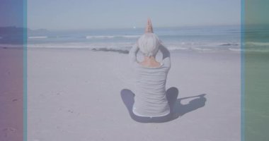 Sahilde, dijital dairesel animasyon eşliğinde yoga yapan yaşlı bir insan. Sağlık, meditasyon, farkındalık, fitness, egzersiz, rahatlama